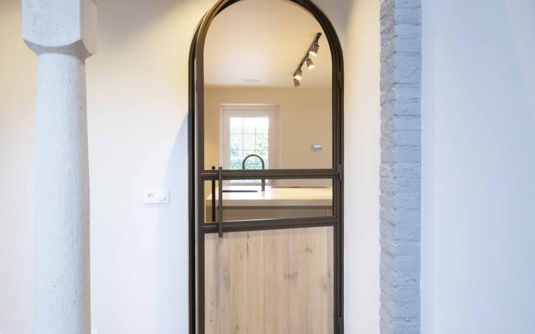 Ronde stalen scharnierdeuren in exclusieve woning – Horst