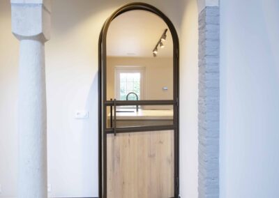 Ronde stalen scharnierdeuren in exclusieve woning – Horst